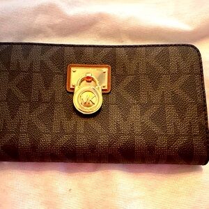 Brand new wallet never used Michael Kors.